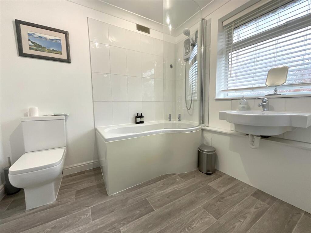 Modern Family Bathroom 525