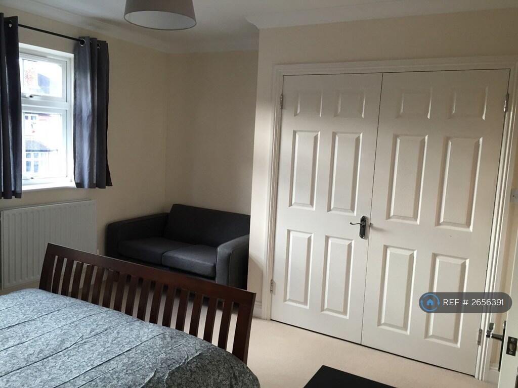 Large Double Room With Build In Wardrobe