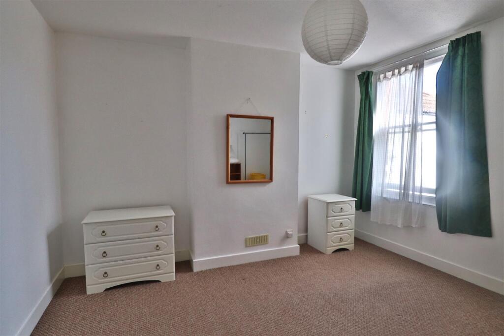 IMG- bed 1 18b kingsland road.JPG