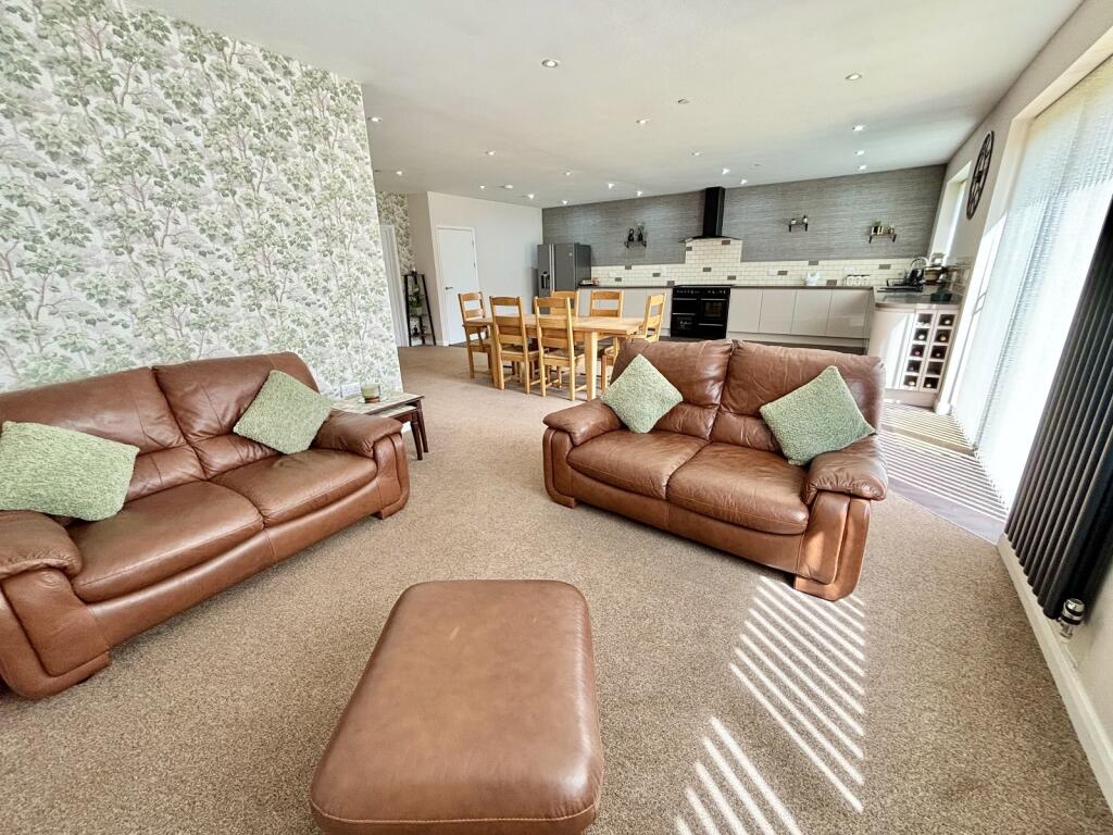Kitchen/dining/family room
