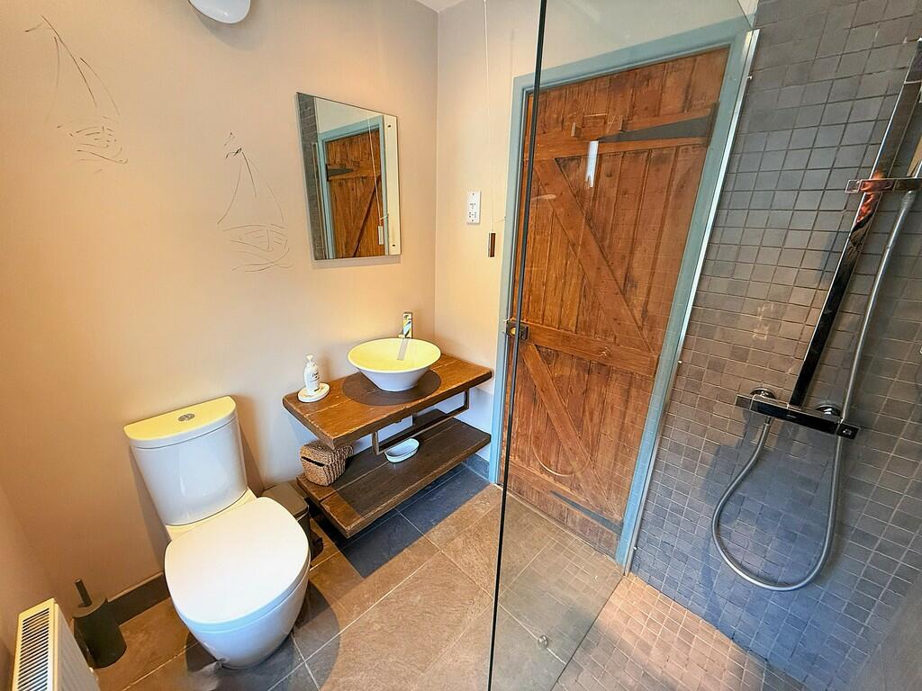 SHOWER ROOM 1