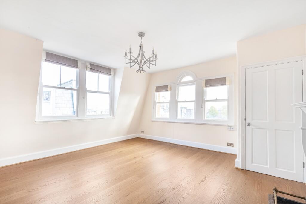 Reception/bedroom 