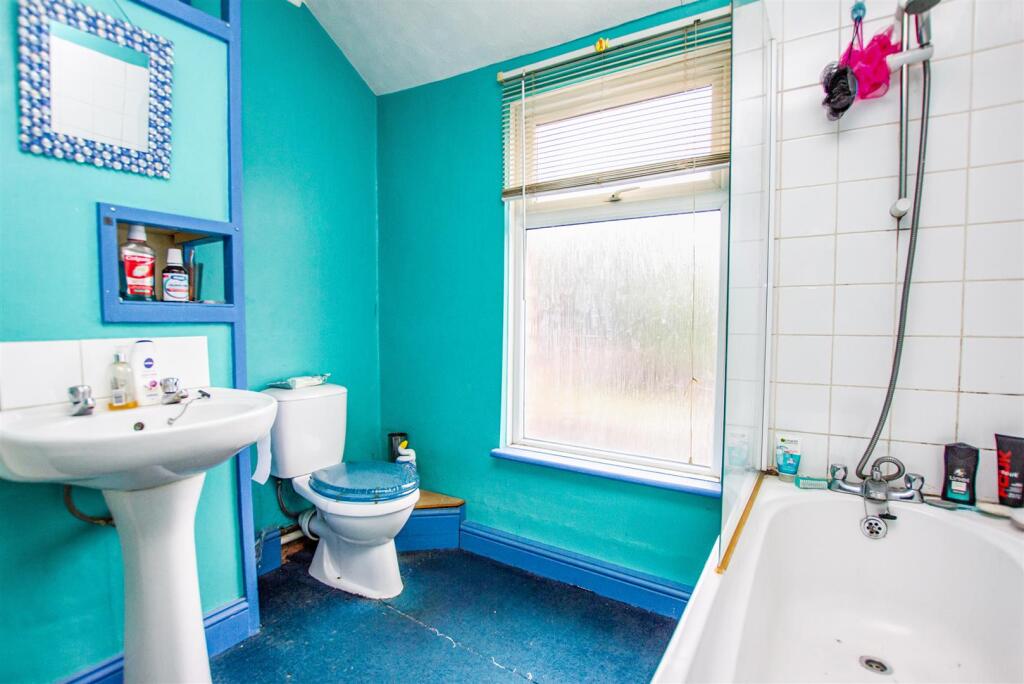 bathroom_1.jpg