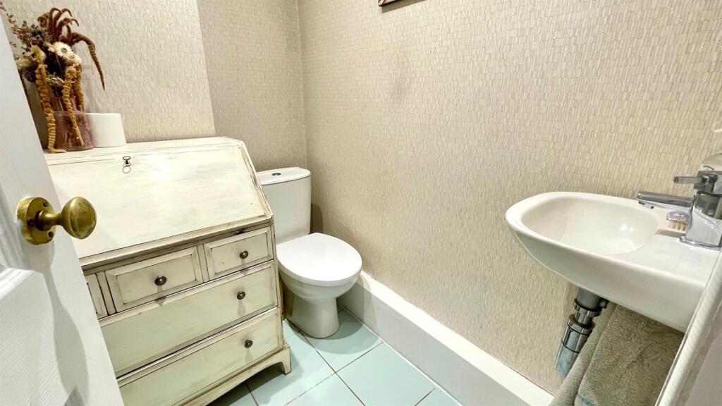 2-PIECE CLOAKROOM