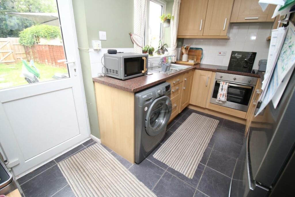 4 - kitchen.JPG