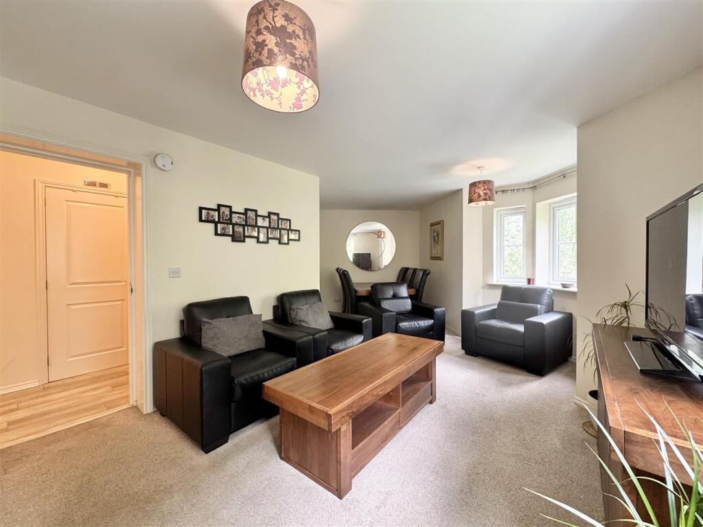 Lounge/Dining
