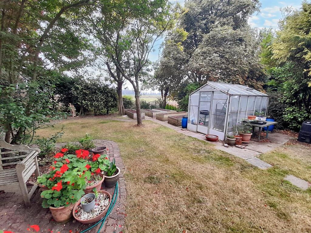 Rear garden 8 new.jpg