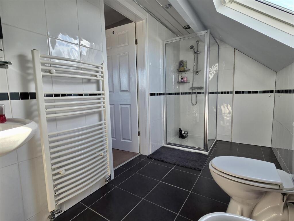 EN SUITE SHOWER ROOM/WC