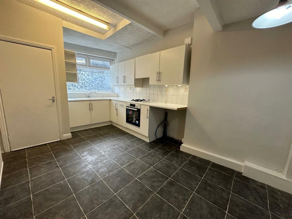 Kitchen 2.jpg