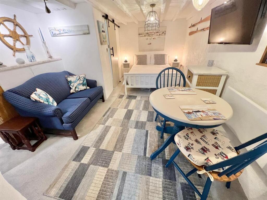 Bedroom/ Lounge/
