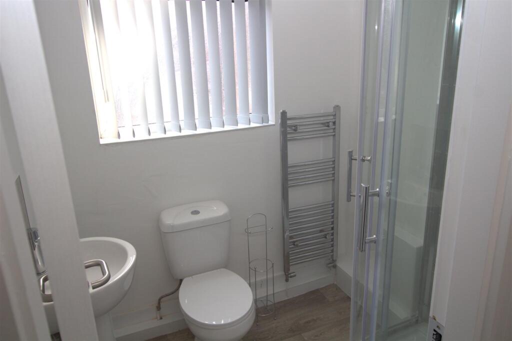 84 Warwick Bathroom 2.jpg