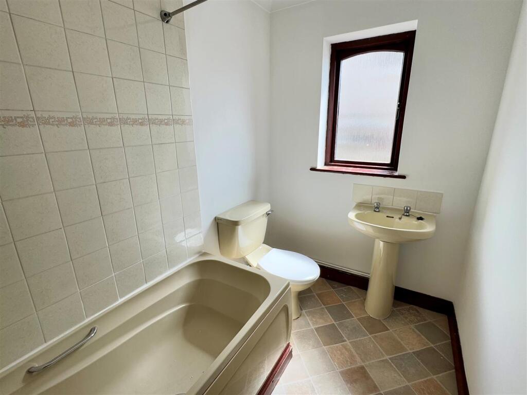 1 Wayside Court Bathroom