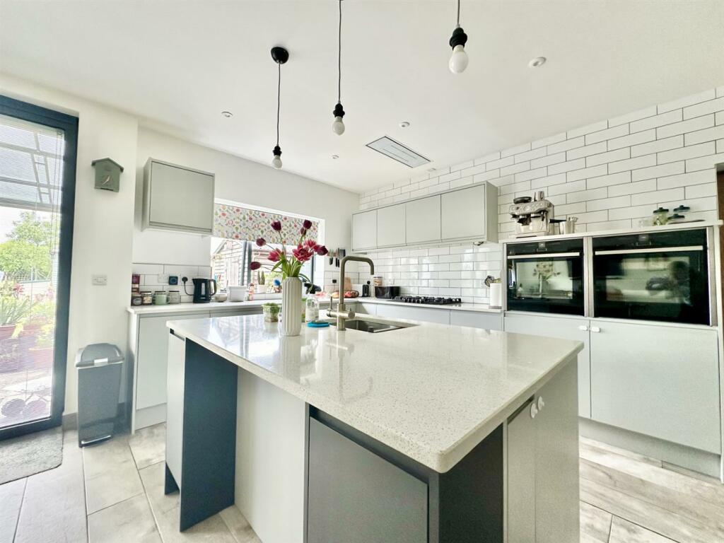 Kitchen2.jpg