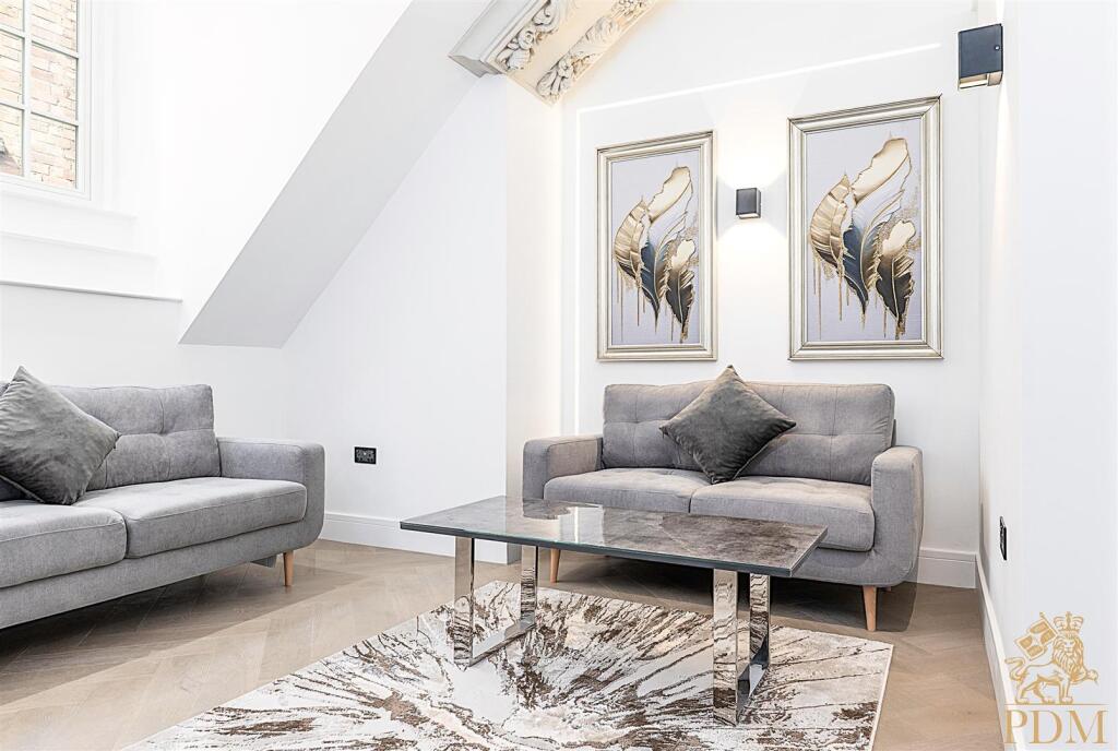 Apt 7, 33 Long Row, Nottingham City Centre (2 of 2