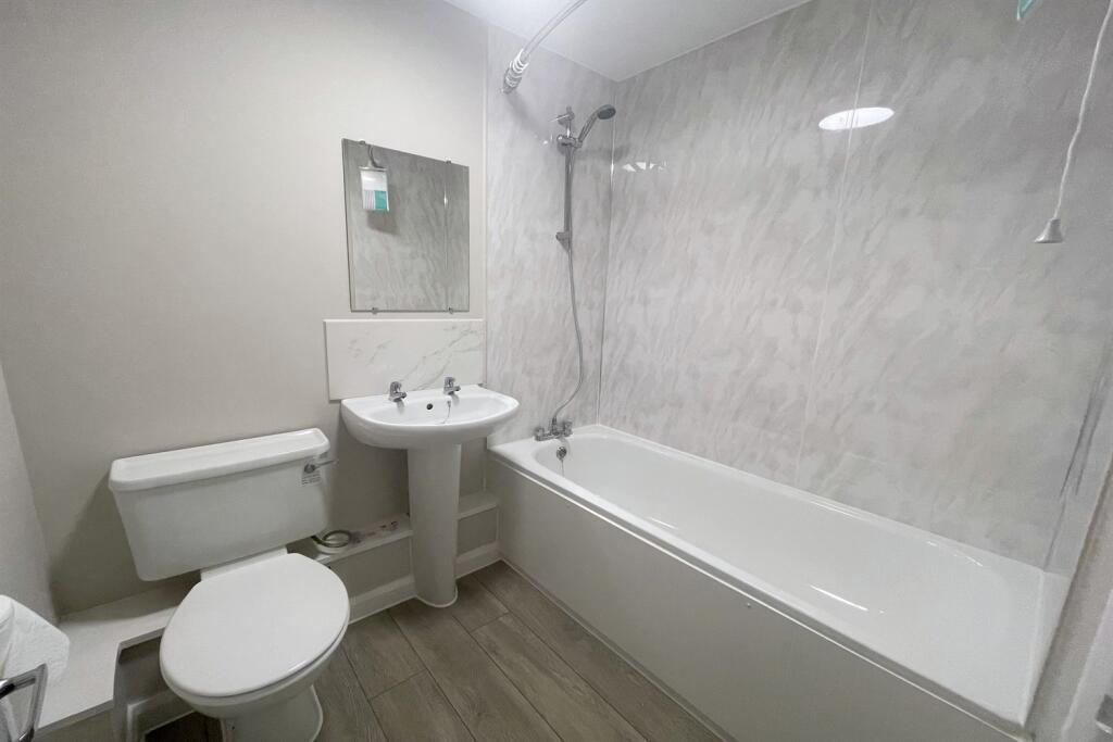Bahtroom with shower