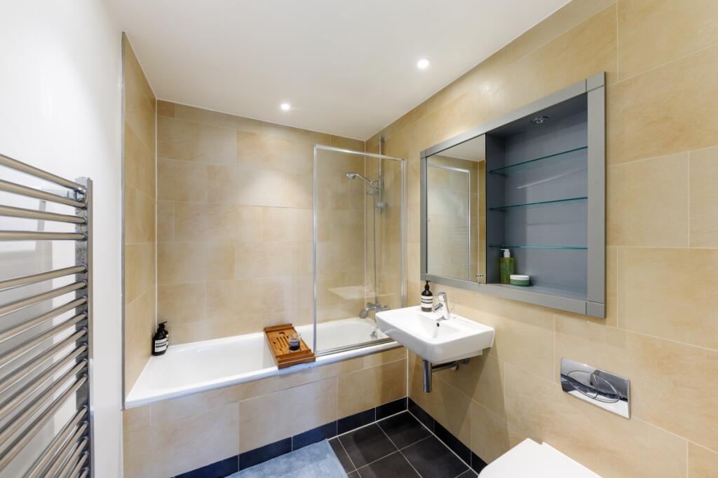 Axis Court F25 (0...