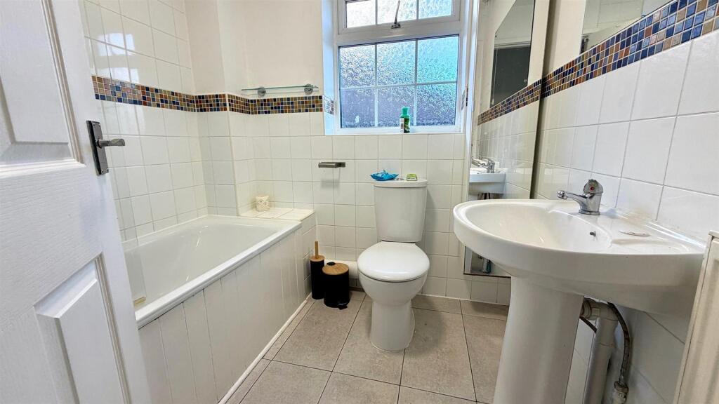 FOUR PIECE BATHROOM IN WHITE