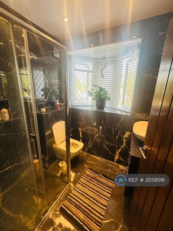 Upstairs Bathroom 