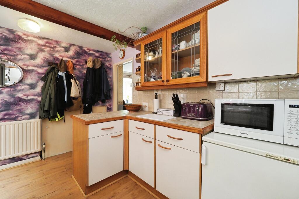 Great sized kitchen space