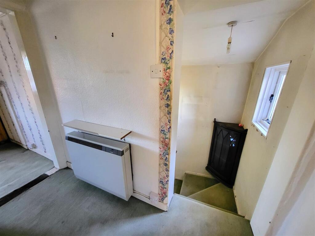 FIRST FLOOR LANDING