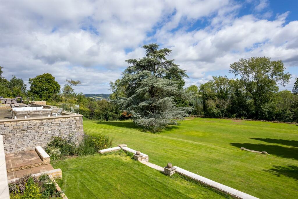 27 - Overbutterrow House - GL5 5BP - Web.jpg