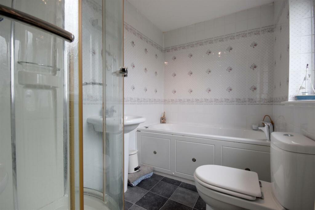 EN-SUITE BATHROOM