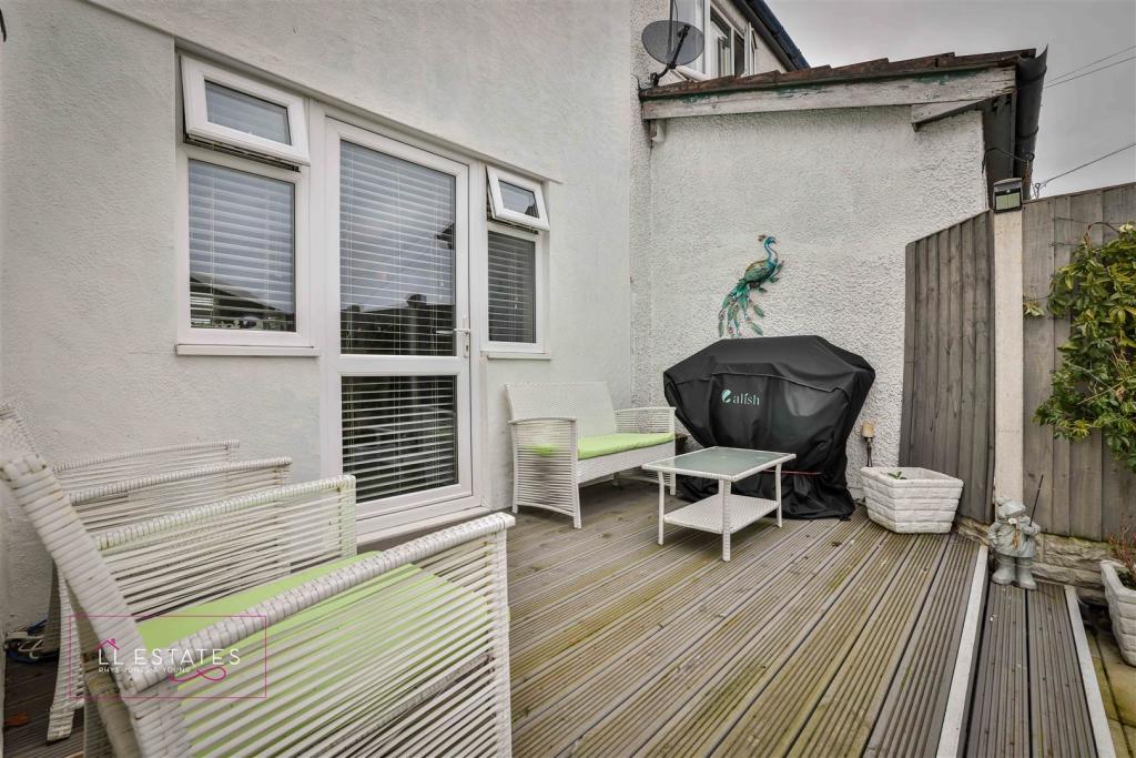 Castle View-50 decking.jpg