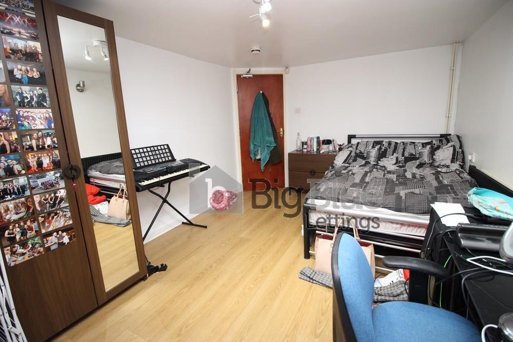 A well-maintained double bedroom featuring a do...