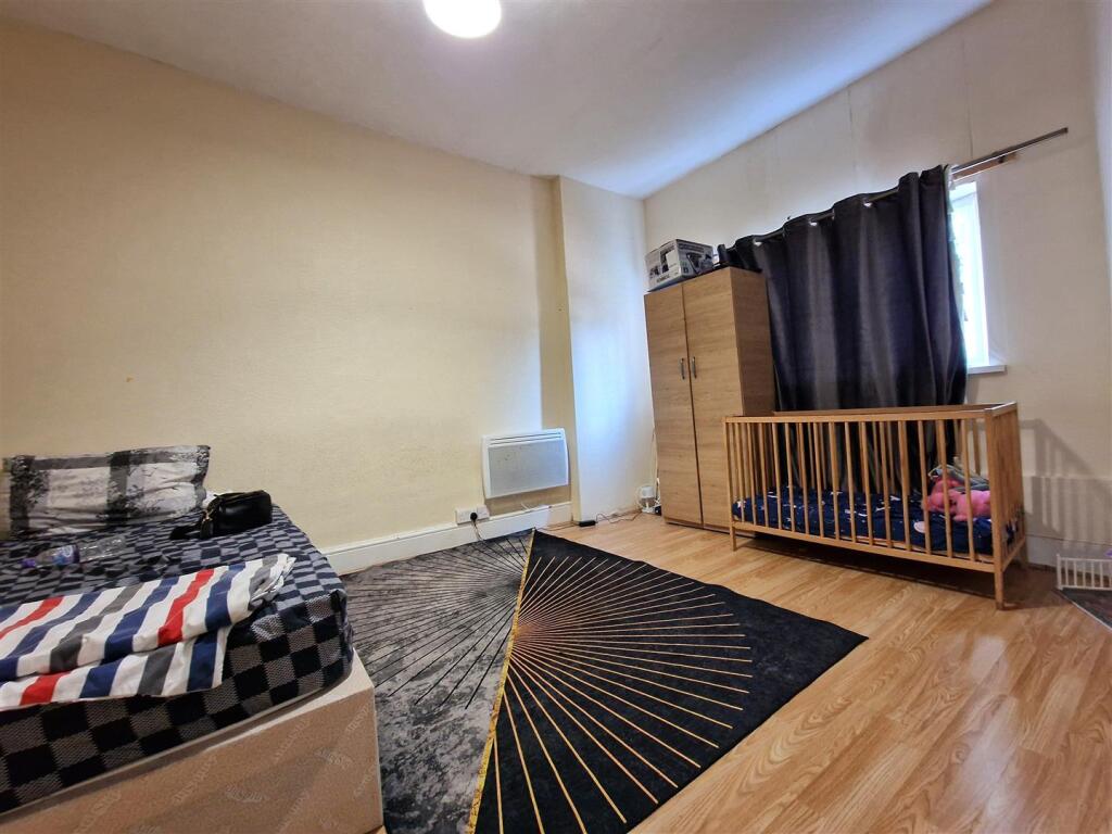Bed 1.jpg
