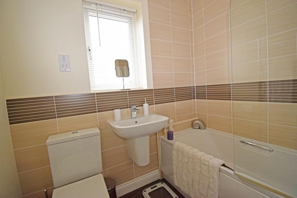 3 Hill Close, bathroom.jpg