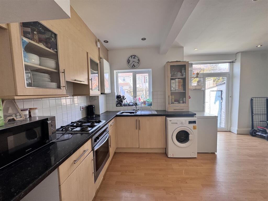 Open plan kitchen / dining