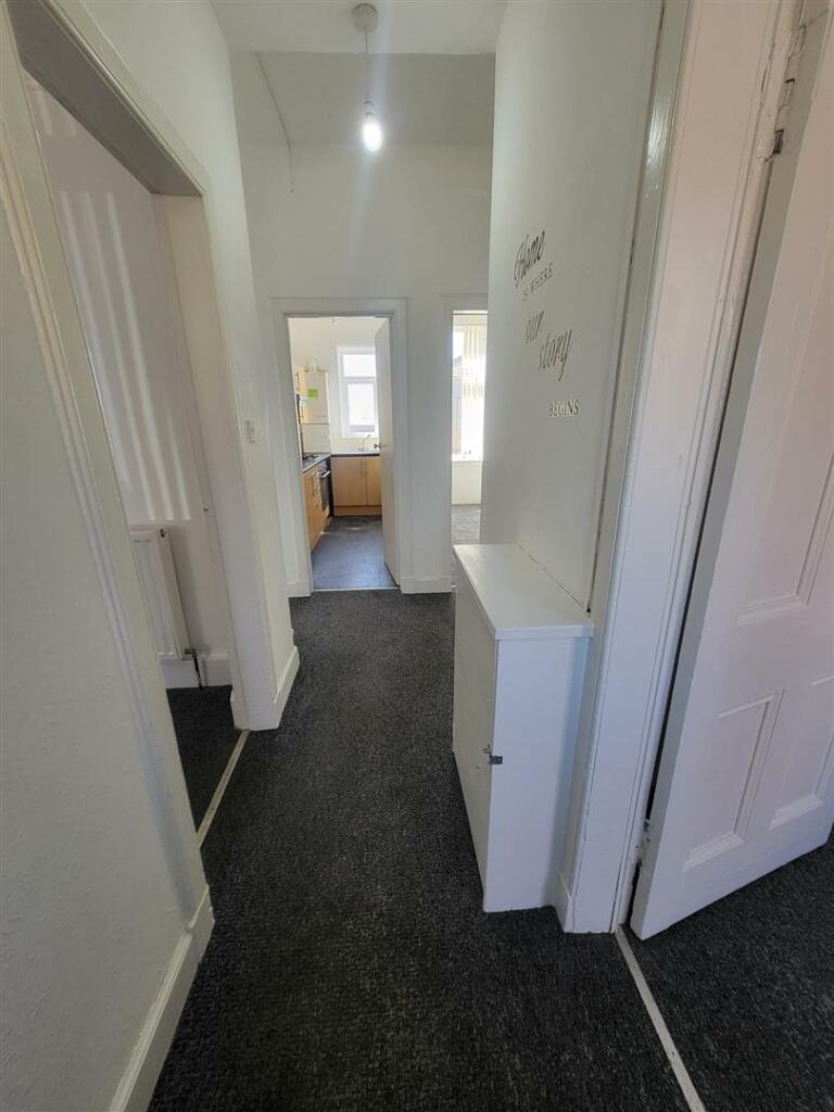 7 Gladstone Road Hallway.jpg