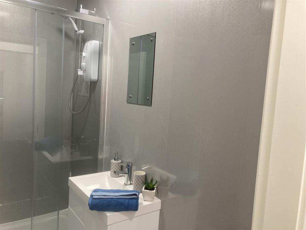 Walgrave Street 56 Bathroom upstairs a.JPG