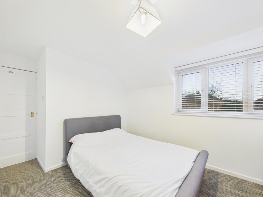 CAM02386G0-PR0152-STILL028