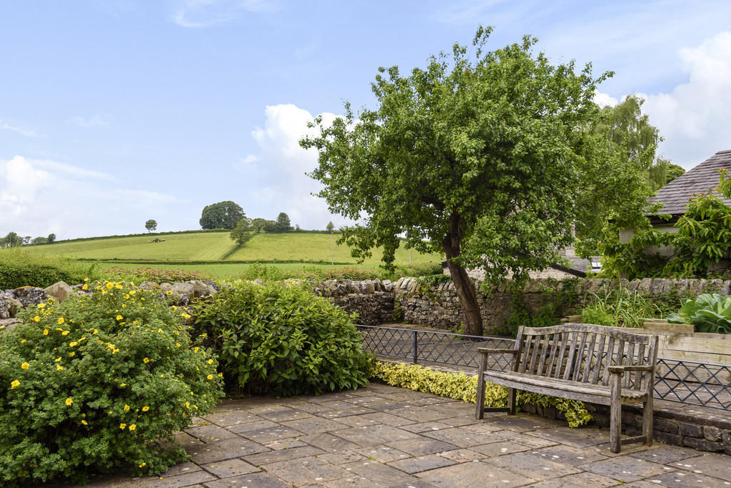 Side Garden Patio...