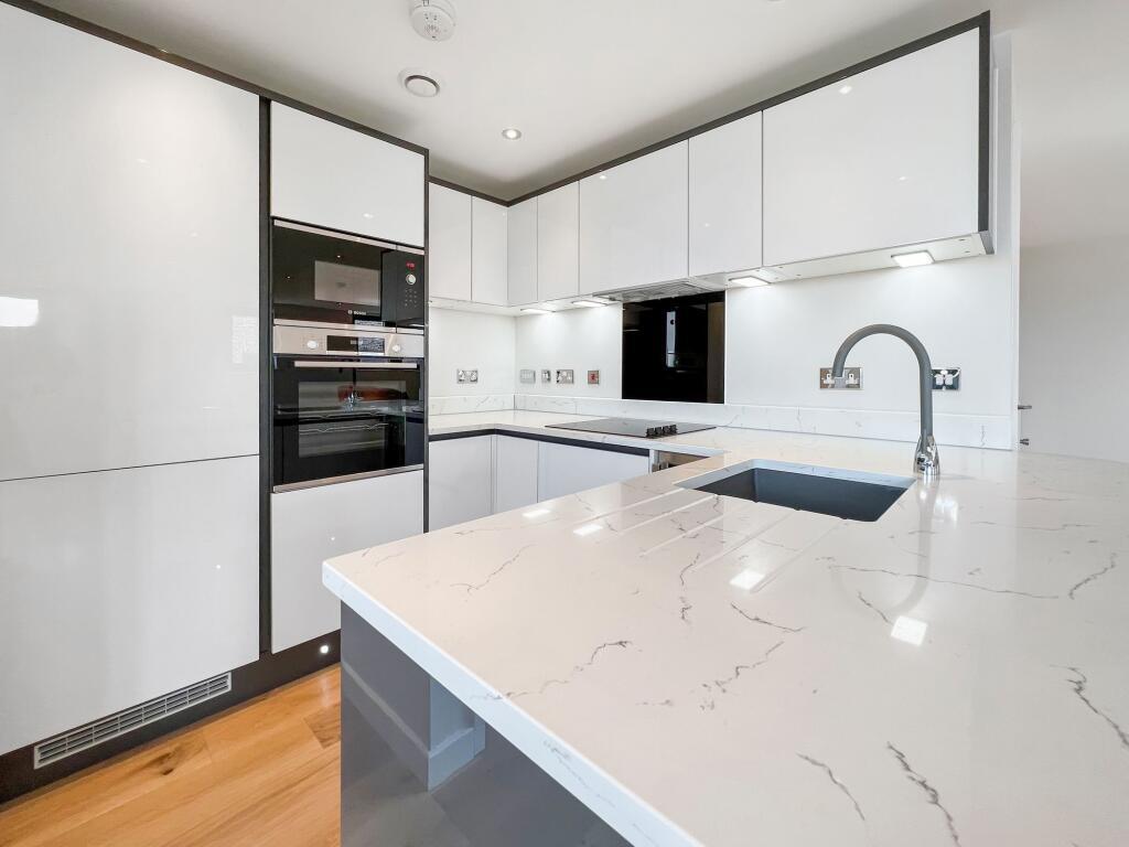 5 bed terraced house to rent Limes Ave, London CR