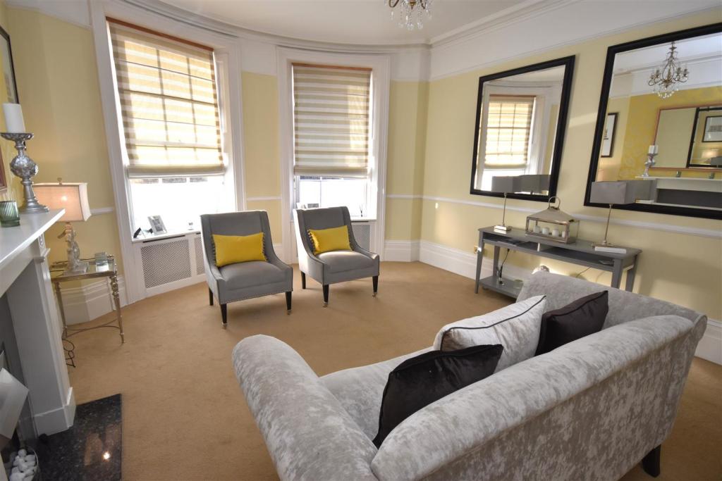 sitting room 2.jpg