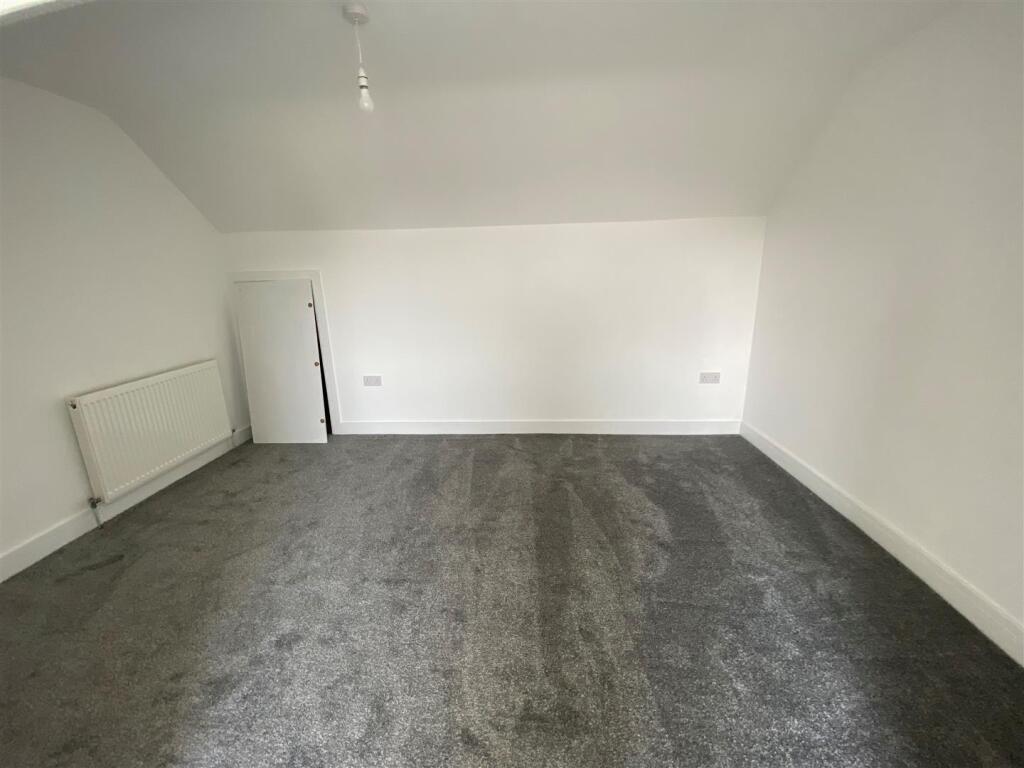 309FF Holton Road - top bedroom.jpg