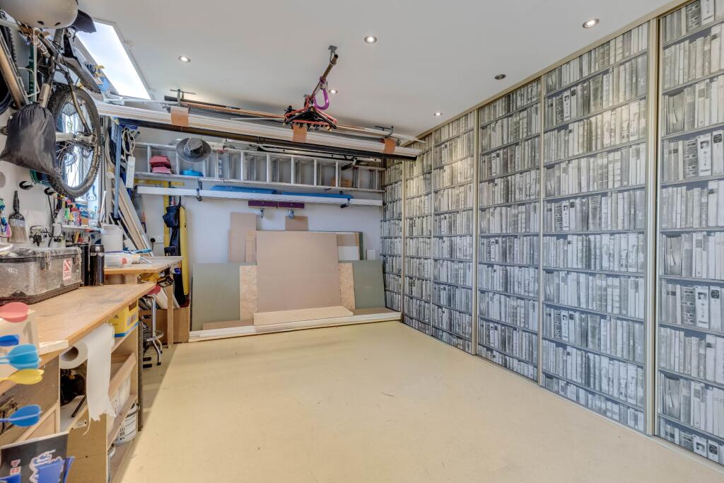 Outbuilding with steam room/shower room and dedica