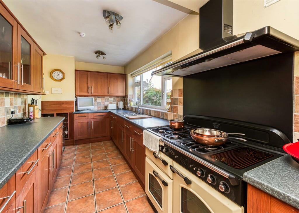 Kitchen2.jpg