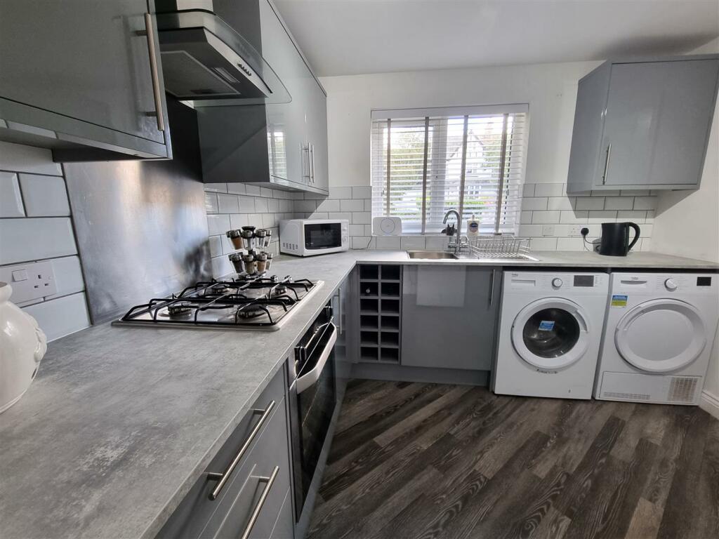 Kitchen 2.jpg