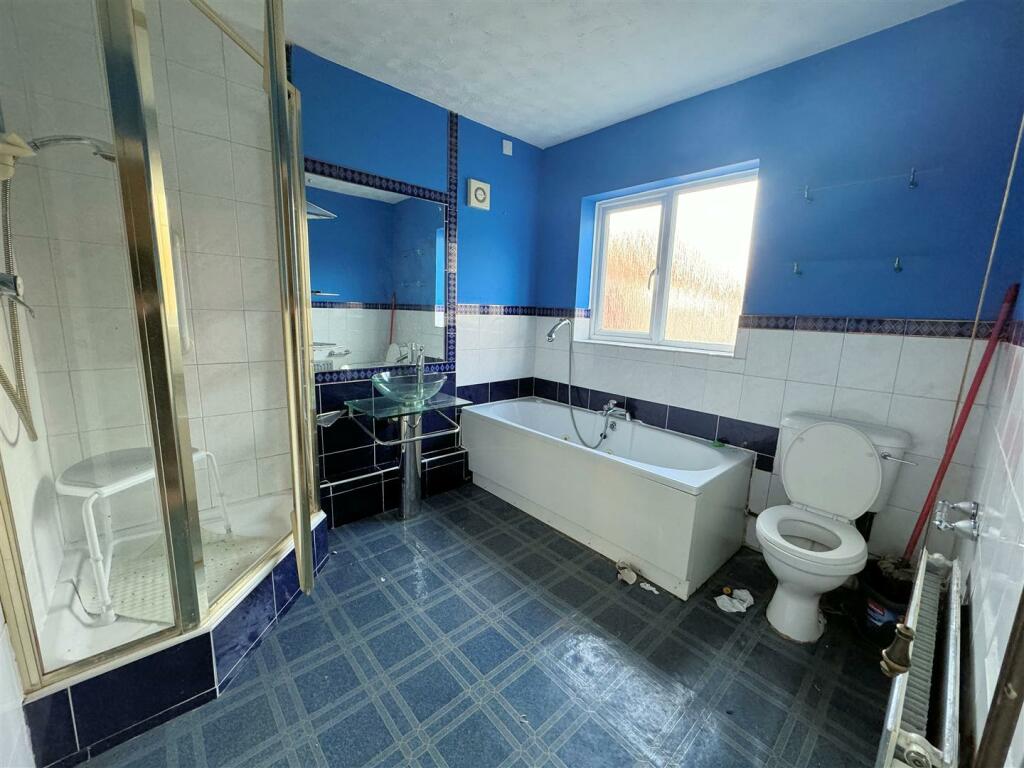 Bathroom 1.jpg