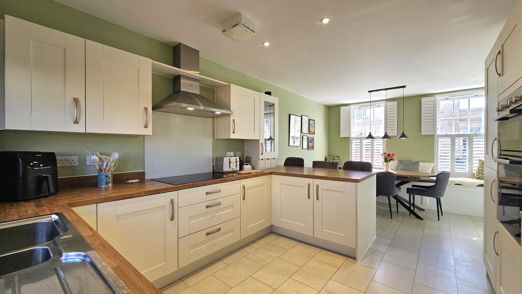 Kitchen / dining room