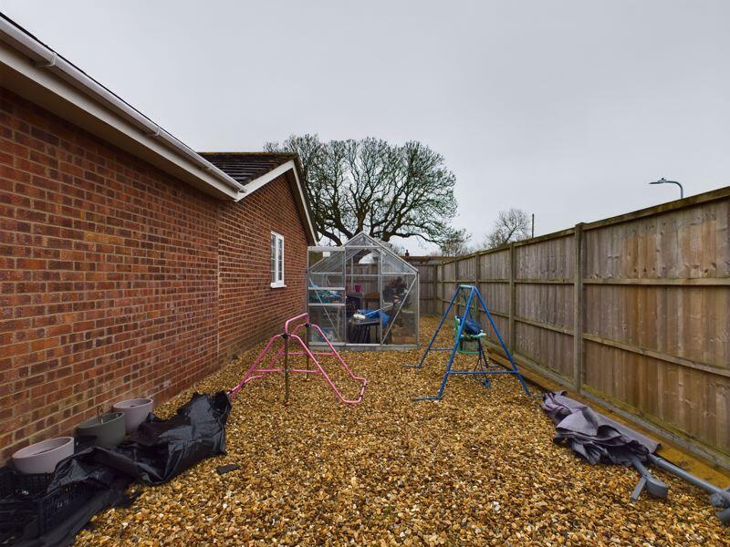 Side gravelled space