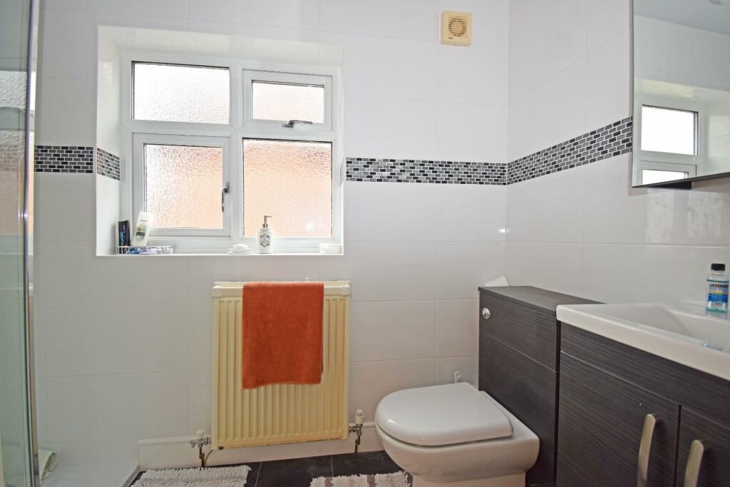 198A Old Birmingham Road, shower a.jpg