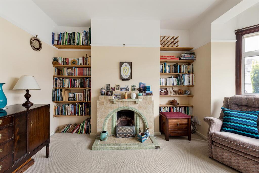 South View Drive, E18