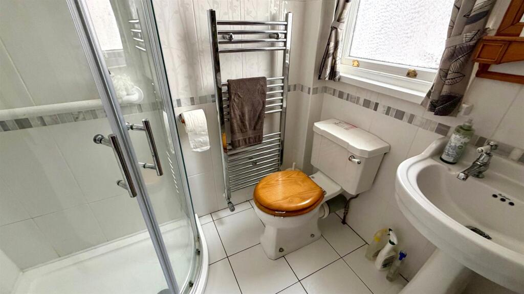 GROUND FLOOR 3-PIECE SHOWER ROOM
