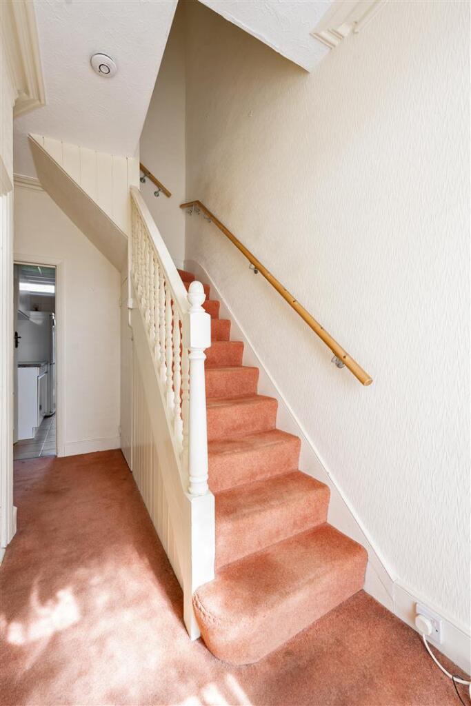 Selwyn Avenue, E4