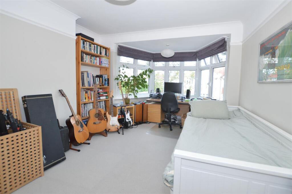 62 Ryecroft Avenue bed 3.JPG