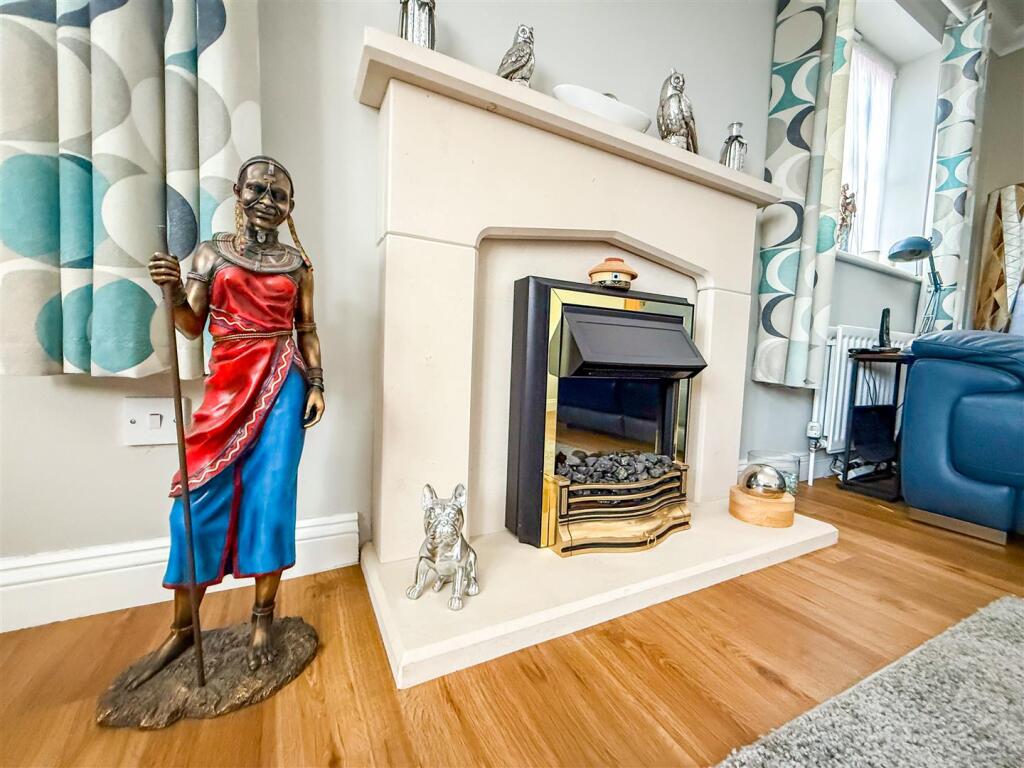 ALTERNATIVE VIEW OF LOUNGE